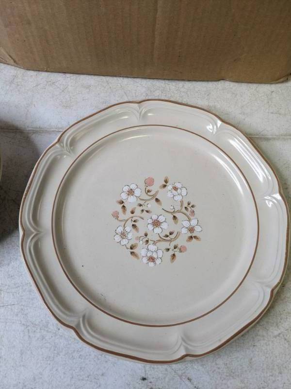 lot 309 image: The Covington Edition Stoneware Idlewild Made in Japan Hand Decorated Vintage 1970s - N