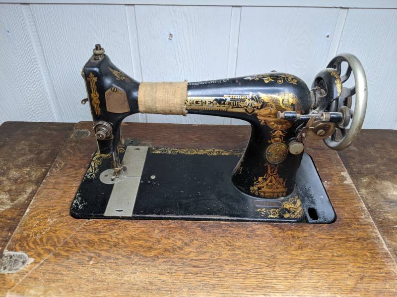 lot 313 image: Antique Singer Sewing Machine and Sewing Desk - J