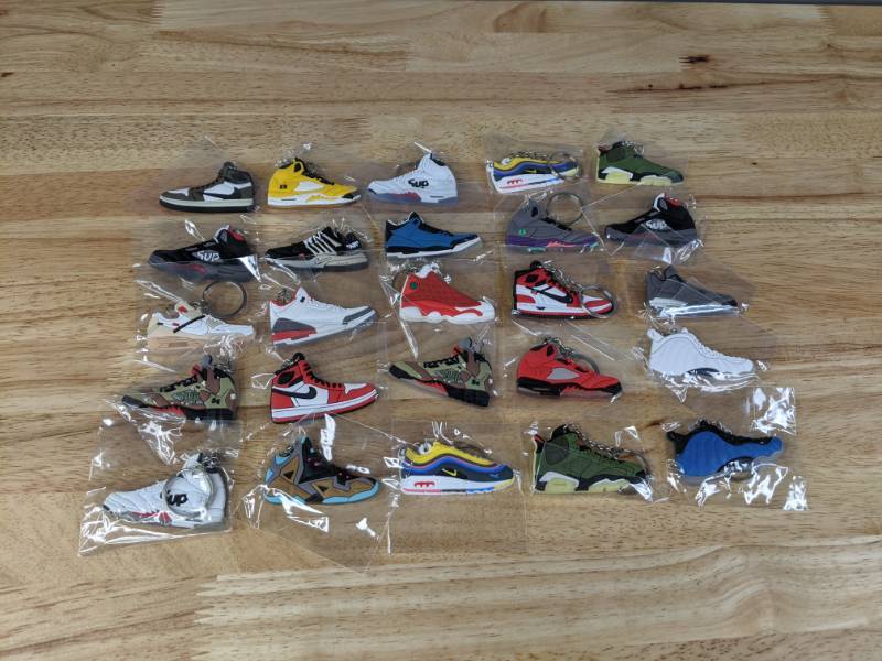 lot 38 image: Collection of 25 Brand New Nike and Jordan Shoe Sneaker Keychains Retro Air Max Foamposite - T