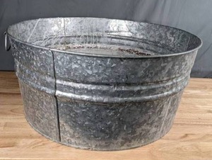 lot 76 image: Vintage Galvanized Metal Tub - X
