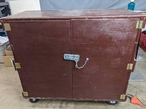 lot 135 image: Insulated Wheeled Cabinet with Lock - N