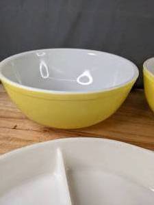 lot 172 image: Unique Set of YellowWhite Pyrex Serving Bowls - B