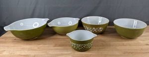 lot 173 image: Set of (5) Vintage Pyrex Cinderella and Round Mixing Bowls (GreenWhite Daisy) - B