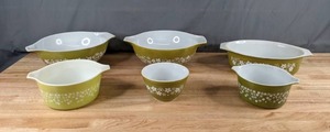 lot 175 image: Set of (6) Vintage Pyrex Cinderella and Round Mixing Bowls (Green Spring Daisy) - B