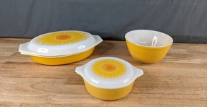 lot 179 image: 5-Piece Vintage Pyrex Cinderella Serving Dishes and Round Mixing Bowl (Yellow with DaisySunflower Lids) - B