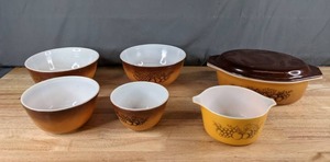 lot 185 image: 7-Piece Vintage Pyrex Cinderella and Round Mixing Bowls with Lid (BrownTan Old Orchard) - B