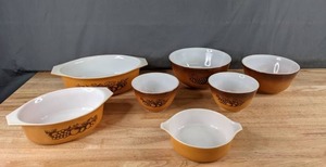 lot 186 image: 7-Piece Vintage Pyrex Cinderella and Round Mixing Bowls (BrownTan Old Orchard) - B