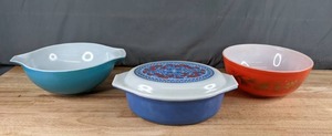lot 187 image: 4-Piece Vintage Pyrex Cinderella Serving Dishes with Lid and Round Mixing Bowl (Horizon Blue, New Holland, Red Orange) - B