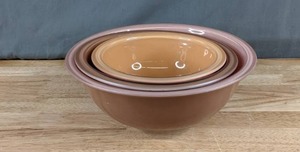 lot 171 image: Three Piece Earth Toned Set of Nesting Pyrex Bowls - B