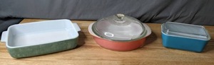 lot 220 image: Vintage Pyrex set of Three - B