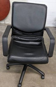 lot 224 image: Black Office Adjustable Height Chair on Wheels - Q