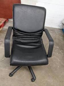 lot 225 image: Black Adjustable Height Office Chair - Q