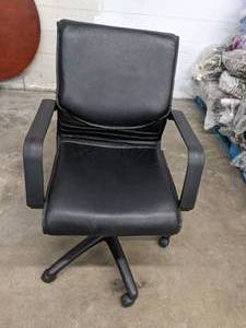 lot 226 image: Black Adjustable Height Office Chair on Wheels - Q