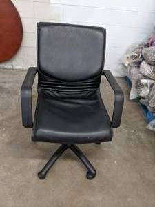 lot 227 image: Black Adjustable Height Office Chair on Wheels - Q