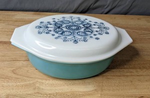 lot 205 image: Vintage Teal Pyrex Ovenware Dish with Cover - B