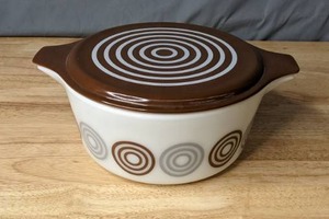lot 207 image: Vintage Pyrex White Body with Decorative Brown and Gray Circles with a Brown Lid - B