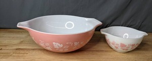 lot 208 image: Vintage Two Piece Pyrex Pink and White Bowls - B