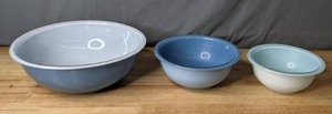 lot 209 image: A Set of Three Pyrex Nesting Bowls in Blue - B