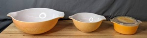 lot 213 image: Vintage Daisy Pyrex Bowls- Set of Three with One Daisy Lid - B