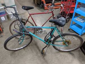 lot 272 image: Pair of Schwinn Mens Bicycles Woodlands Mountain Bike and Vintage Varsity Road Bike - X