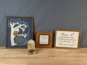 lot 298 image: Collection of Hanging Wall Dcor Owl, Flowers & Bees, Cross Stitch and More - Z