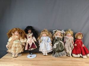 lot 324 image: Beautiful Collection of (6) Porcelain Standing Dolls - V