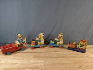 lot 326 image: Vintage Donald Duck Pull ToyNoise Maker Collection Drummer, No.450 Choo Choo and More - V