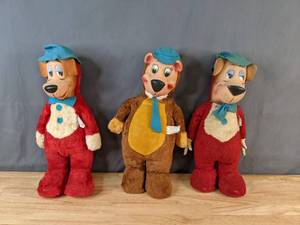 lot 331 image: Vintage Collection of Knickerbocker Huckleberry Hound and Yogi Bear - V