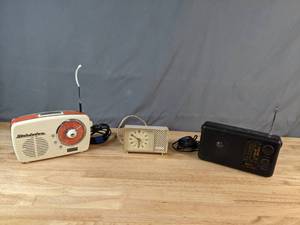 lot 319 image: Studebaker LCD Clock, Analog Desk Clock and Gran Prix A350 GPX Weather Radio - V