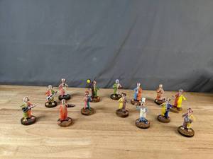 lot 320 image: Vintage Collection of (14) Decorative Clown Figurines - V