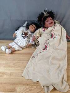 lot 321 image: Beautiful Collectable Native American Dolls - V