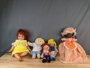 lot 323 image: Vintage Collection of Rag Dolls, Cabbage Patch Kid Doll and More - V