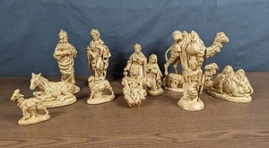 lot 435 image: Set of 11 Ceramic Nativity Figures - V