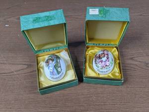 lot 409 image: Pair of Porcelain Easter Eggs from Royal Bayreuth Germany, 1976 & 1977 - V