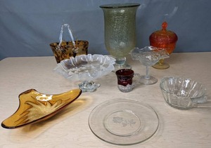 lot 417 image: 10-Piece Collection of Colorful Glassware - V