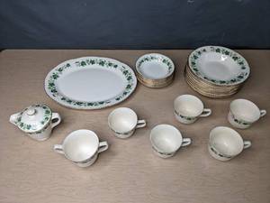 lot 383 image: Vintage 24-Piece Homer Laughlin HLC39 Ivy Pattern Dinnerware - V