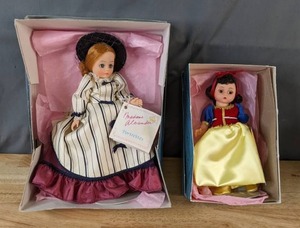 lot 376 image: Pair of Vintage Madame Alexander Dolls Nicole 1129 and Snow White 13800 - V