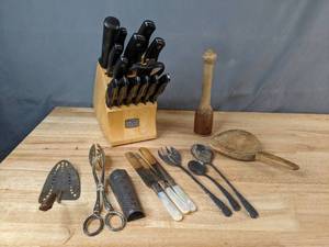 lot 463 image: Kitchen Essentials Chicago Cutlery Knives, Cutlery, & More - V