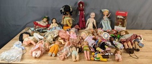 lot 457 image: Wonderful Vintage Collection of Dolls Campbell Kids Bobble Head & More - V
