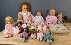 lot 446 image: Wonderful Vintage Doll Collection 1940s Hollywood Doll w Box & More - V
