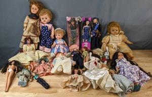 lot 448 image: Wonderful Vintage Doll Collection - V