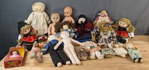 lot 450 image: Wonderful Vintage Doll Collection - V