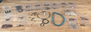 lot 469 image: Wonderful Vintage Jewlery Collection - V