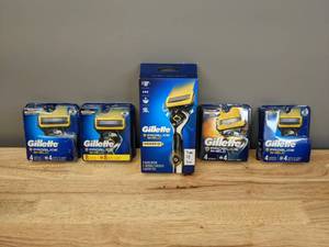 lot 39 image: 21 Brand New Gillette Proglide Shield Shaving Blades and Power Razor with Battery - T