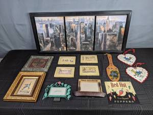 lot 496 image: 13-Piece Collection of Wall Decor and Photo Frames - V