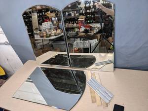 lot 542 image: Set of (3) Wall Mirrors with Level Mounts - T