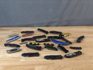 lot 559 image: Assortment of (26) Pocket Knives - V