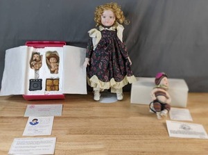 lot 507 image: Collection of Porcelain Dolls Pair of Marie Osmond Wee Bees, Papa Tung Doll, Doll with Stand - V