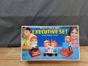 lot 534 image: Vintage Raggedy Ann and Andy Executive Set (1975) - V