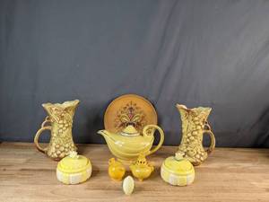 lot 524 image: Vintage Collection of Yellow Aladdin Teapot, (2) Pitchers and More - V